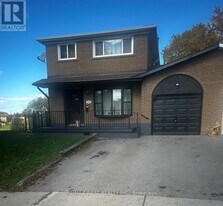 152 Rainbow Dr in Vaughan, ON - Building Photo