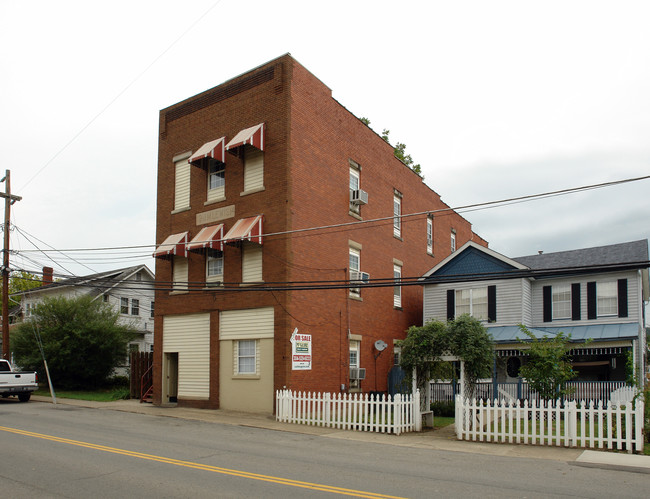 1033 Smith St in Milton, WV - Foto de edificio - Building Photo