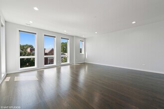 648 E Bowen Ave in Chicago, IL - Building Photo - Building Photo