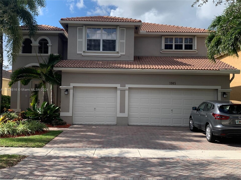 3946 W Whitewater Ave in Weston, FL - Building Photo