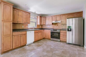 4 Linda Ln in Stratham, NH - Foto de edificio - Building Photo