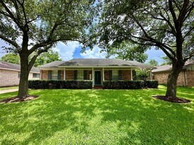 5818 Birchmont Dr in Houston, TX - Building Photo