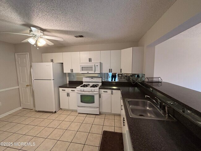 8 Fiddlers Elbow Ct in Howell, NJ - Building Photo - Building Photo