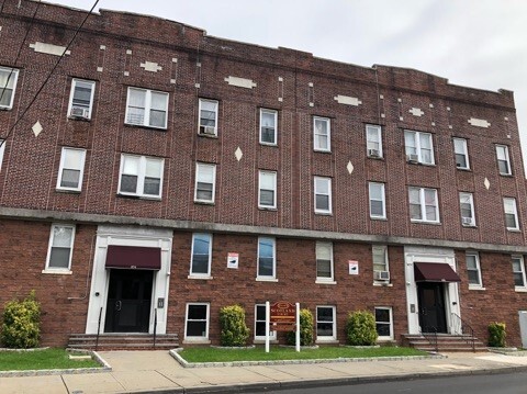 678 Scotland Rd in Orange, NJ - Building Photo