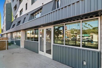 5750 Hollywood Blvd, Unit 236 in Los Angeles, CA - Building Photo - Building Photo
