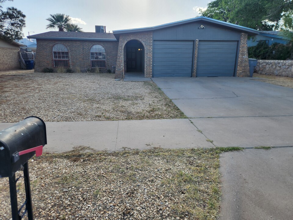 10761 Port Arthur Ln in El Paso, TX - Building Photo