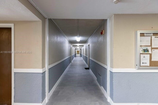 494 NW 165th St in Miami, FL - Foto de edificio - Building Photo