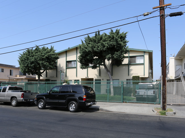 6635 Etiwanda Ave in Reseda, CA - Foto de edificio - Building Photo