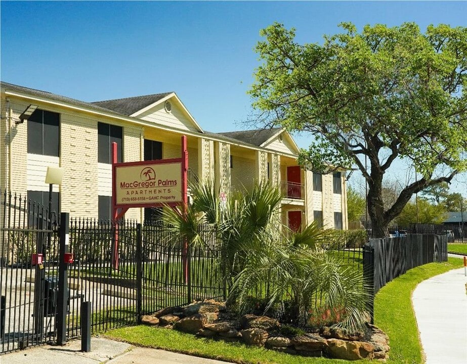 3633 N MacGregor Way Photo