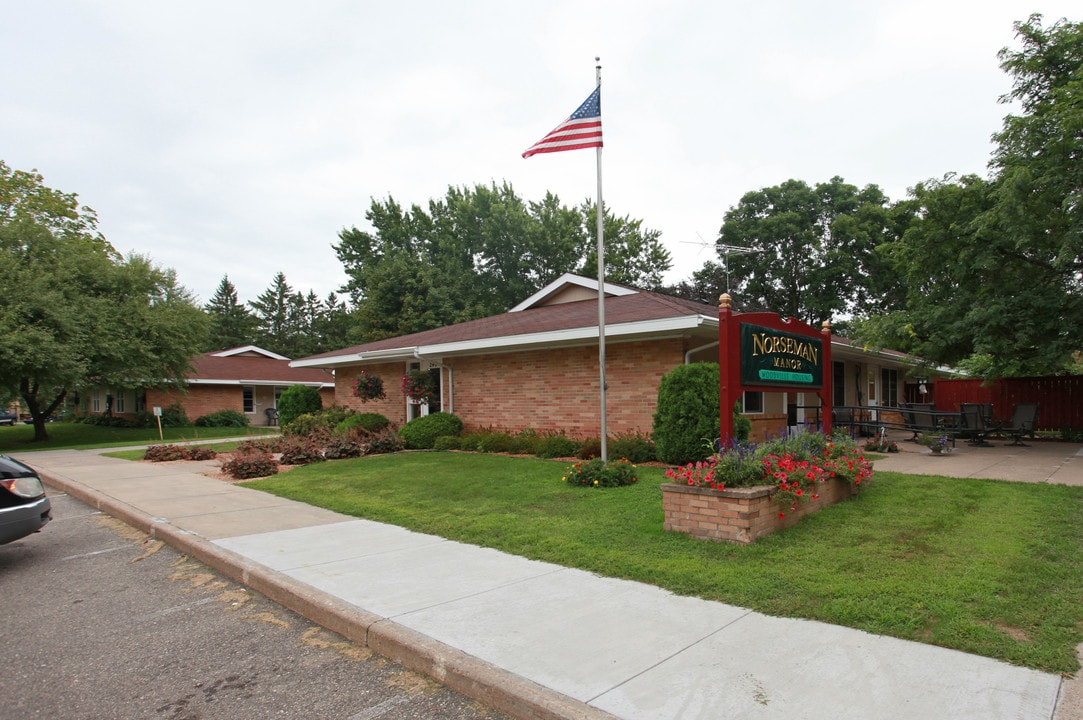 Norseman Manor in Woodville, WI - Foto de edificio