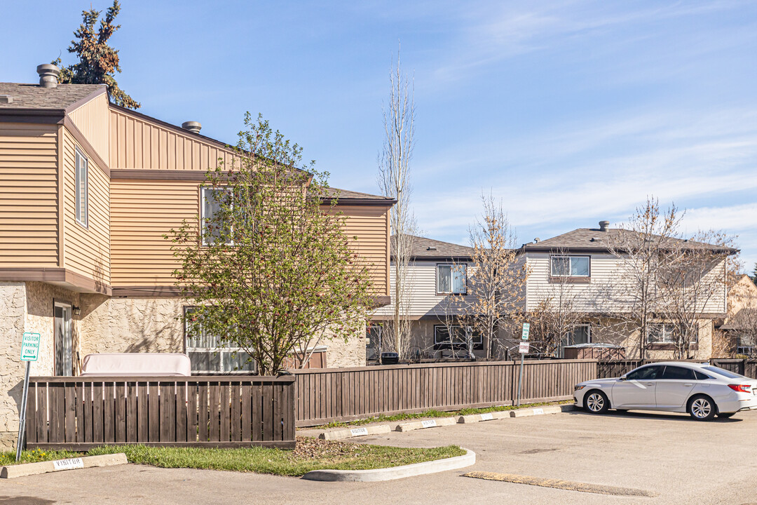 Knottwood Estates in Edmonton, AB - Building Photo