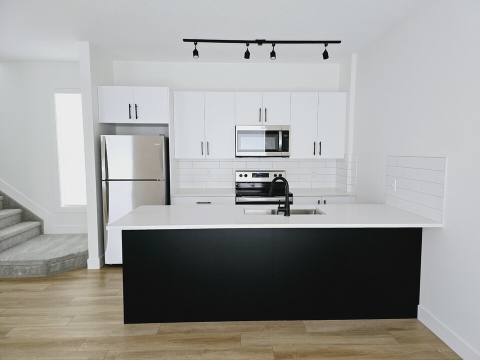 10050-10115 115 Ave NW in Edmonton, AB - Building Photo