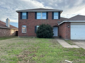 Room in House on W Grove Ln in Grand Prairie, TX - Building Photo