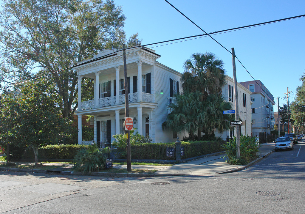 2100 Prytania St in New Orleans, LA - Building Photo