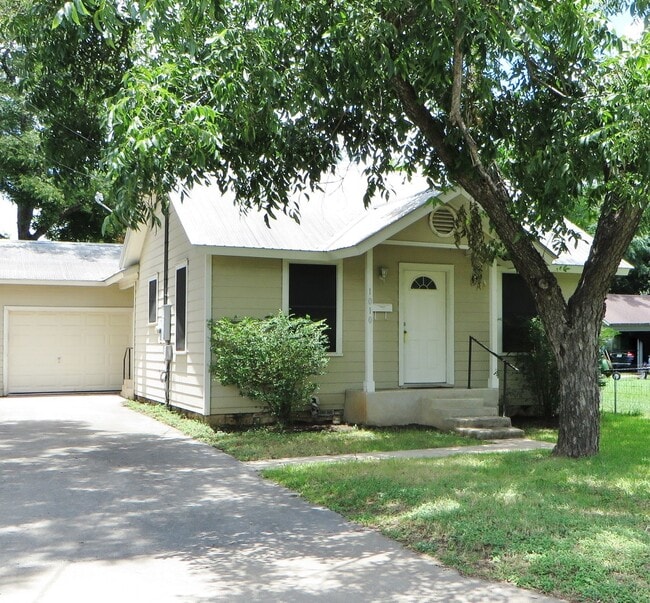 1010 Walnut St in Georgetown, TX - Building Photo - Building Photo