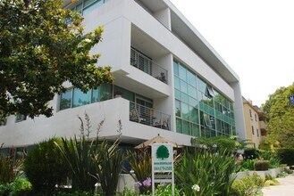 1545 Bentley Avenue, in Los Angeles, CA - Foto de edificio - Building Photo