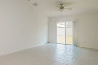 17876 Beaming Rays Ln in Lutz, FL - Building Photo - Building Photo