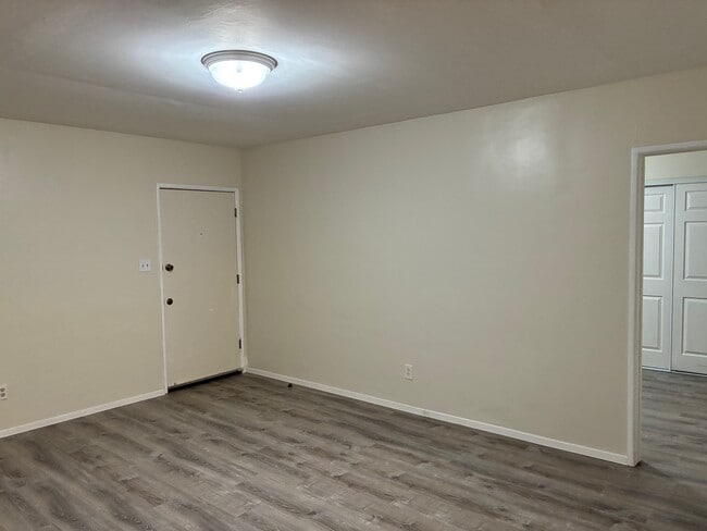 9412 1/2 Flower St in Bellflower, CA - Building Photo - Building Photo