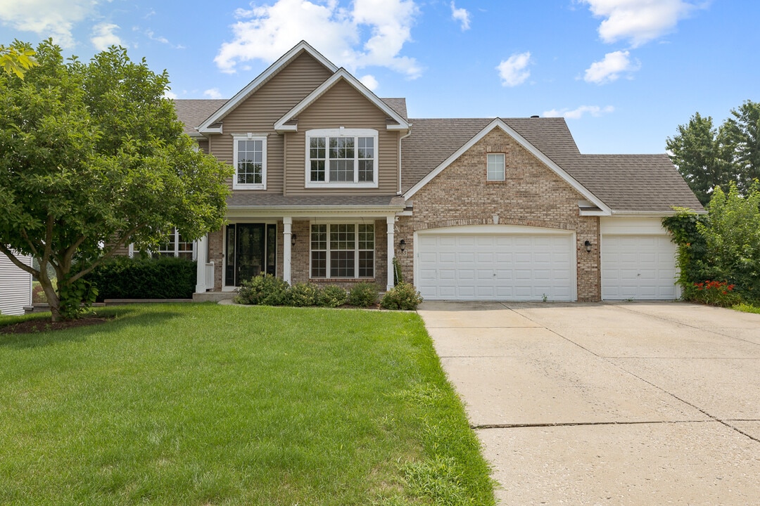 683 Churchill Ln in Oswego, IL - Building Photo
