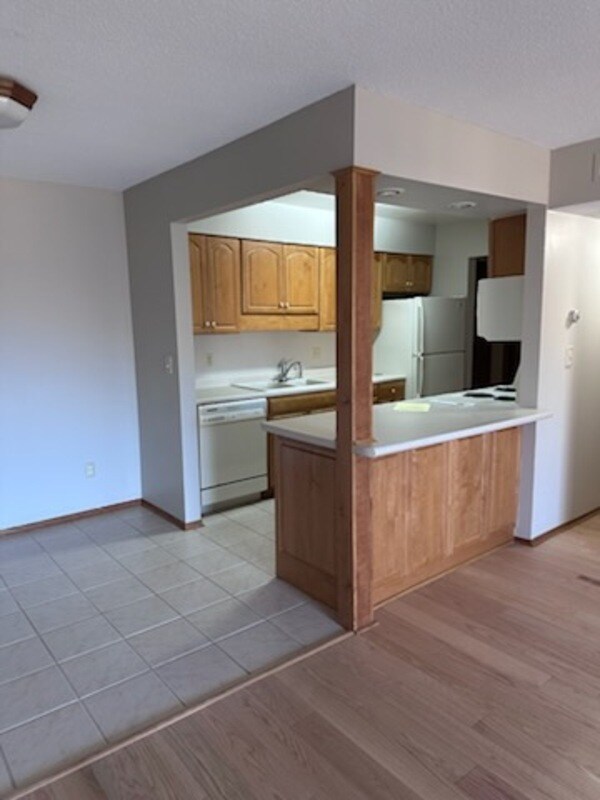 2210 Midland Grove Rd in Roseville, MN - Foto de edificio - Building Photo