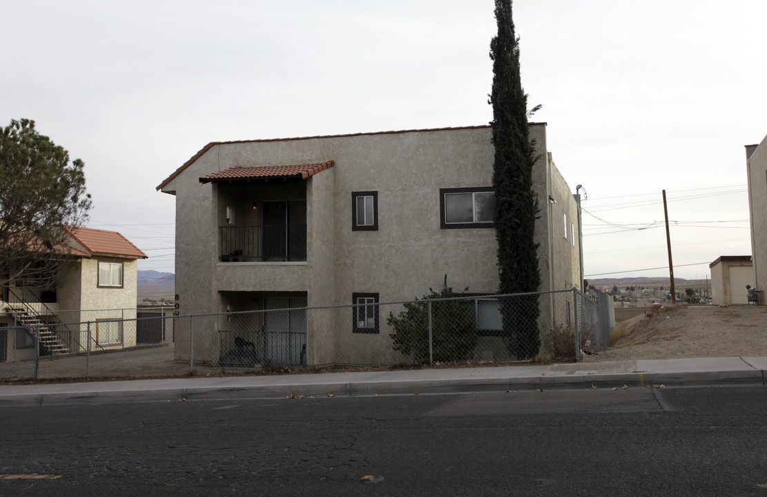 804 E Virginia Way in Barstow, CA - Foto de edificio