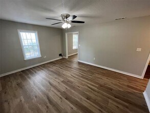 712 Dewberry St in Wilmer, TX - Building Photo - Building Photo