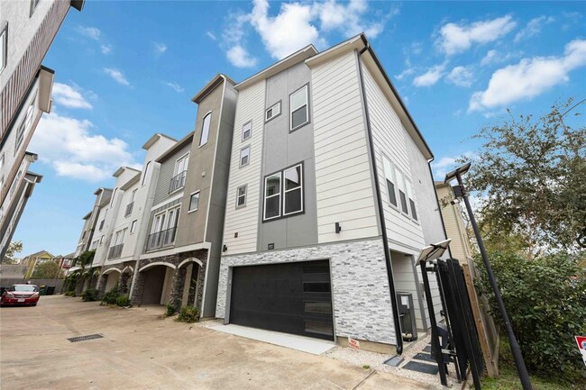 property at 608 W 28th St