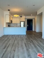 6535 Melrose Ave in Los Angeles, CA - Building Photo
