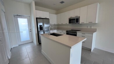 8167 NW 41st St, Unit 307 in Doral, FL - Building Photo - Building Photo