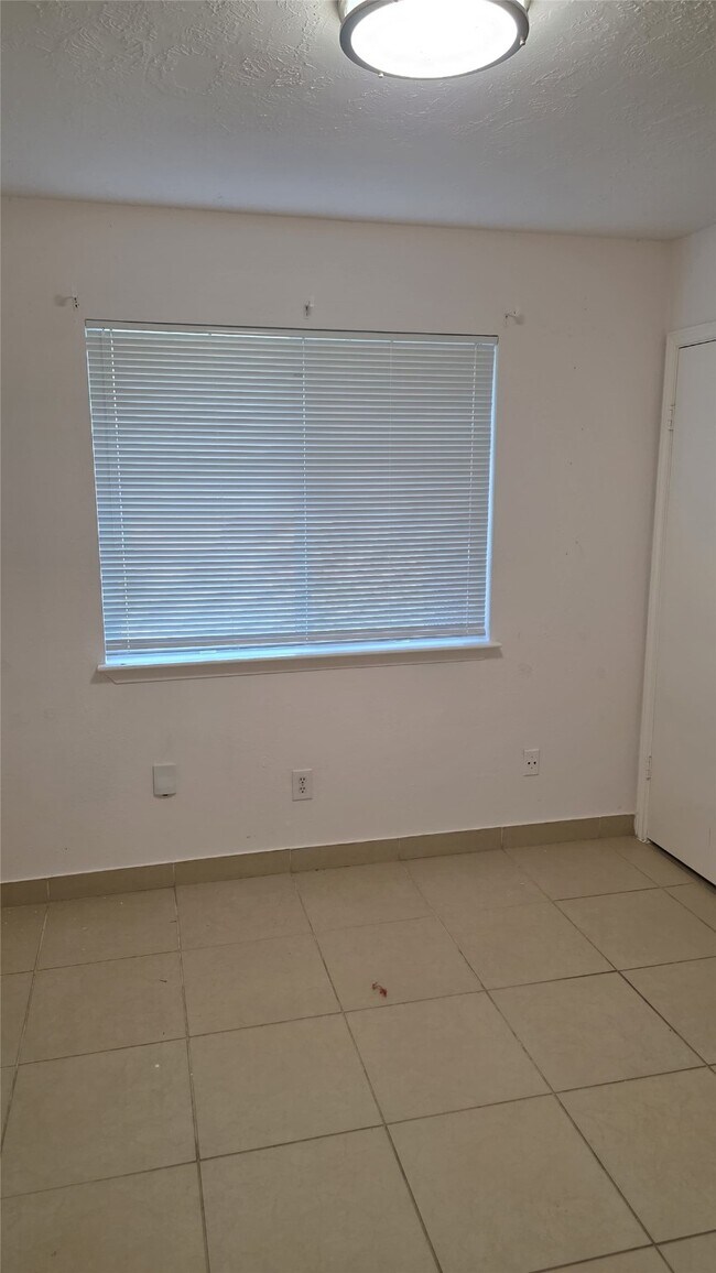 17302 Davenway Dr in Houston, TX - Foto de edificio - Building Photo