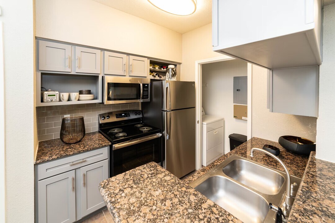 9868 N Eldridge Pkwy in Jersey Village, TX - Building Photo