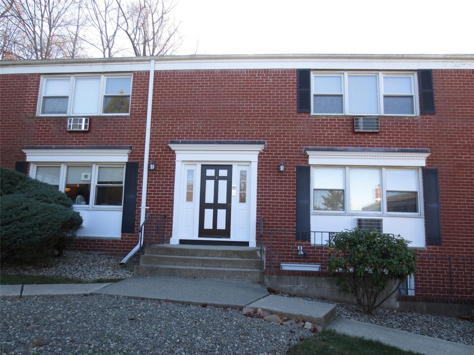 7 Danbury Ct in Suffern, NY - Building Photo