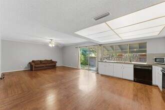 1805 Haymeadow in Carrollton, TX - Foto de edificio - Building Photo