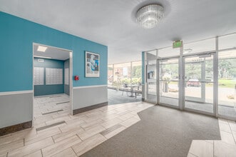 Marine Towers West in Lakewood, OH - Foto de edificio - Lobby