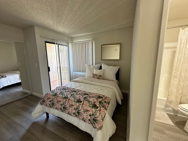 Vassar Carriage House in Canoga Park, CA - Foto de edificio - Building Photo