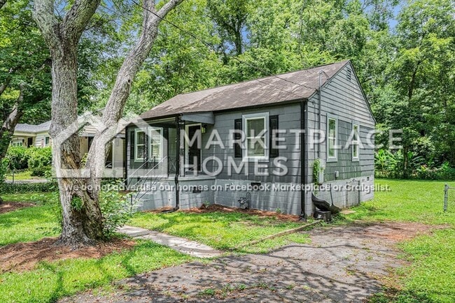 2155 W Woodberry Ave in East Point, GA - Foto de edificio - Building Photo