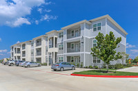 Silverwood at Hackberry Creek in Mont Belvieu, TX - Foto de edificio - Building Photo