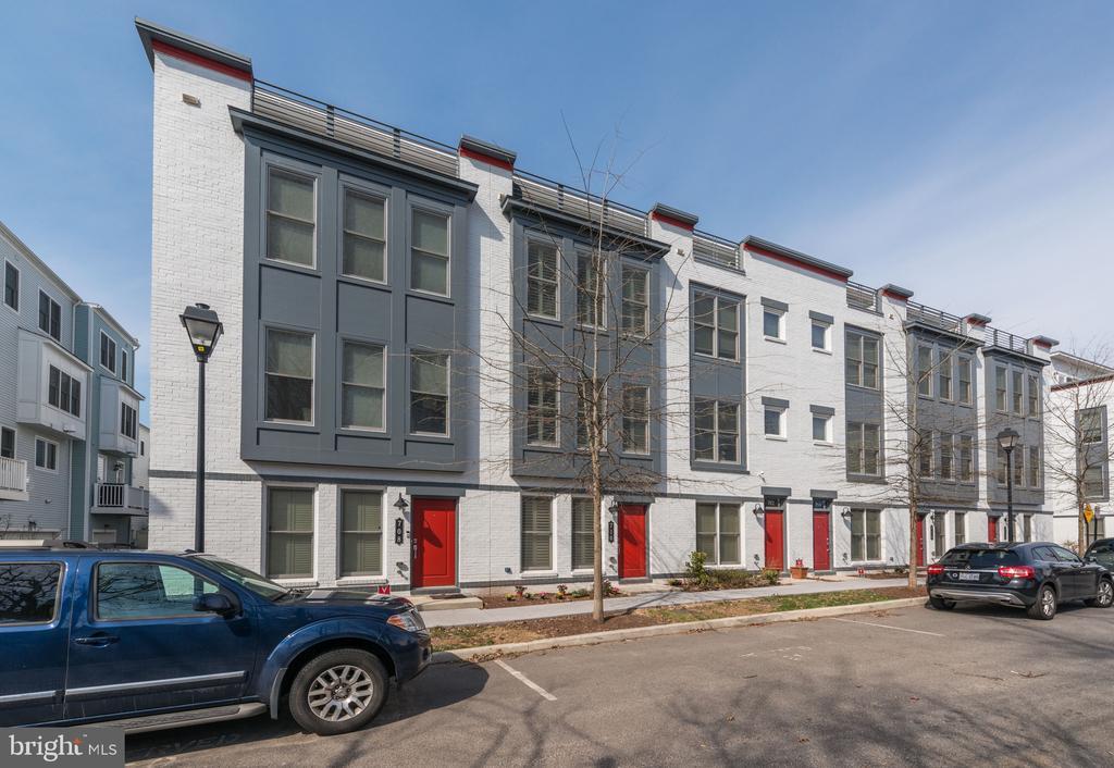 710 Snowden Hallowell Way in Alexandria, VA - Building Photo