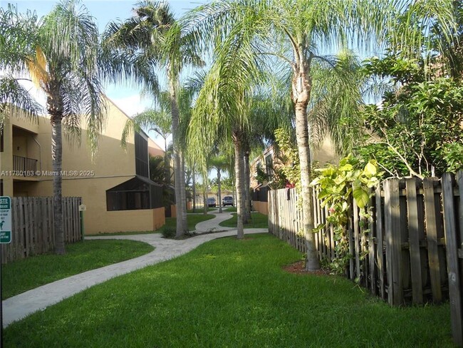 7919 SW 104th St in Miami, FL - Building Photo - Building Photo