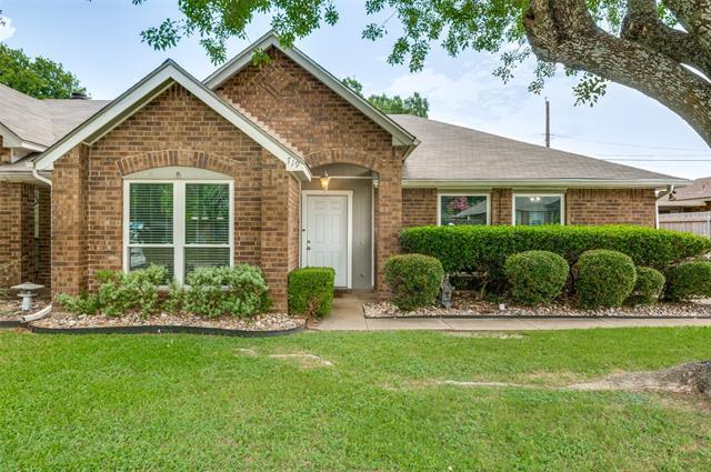 719 Ballard St in Cedar Hill, TX - Foto de edificio