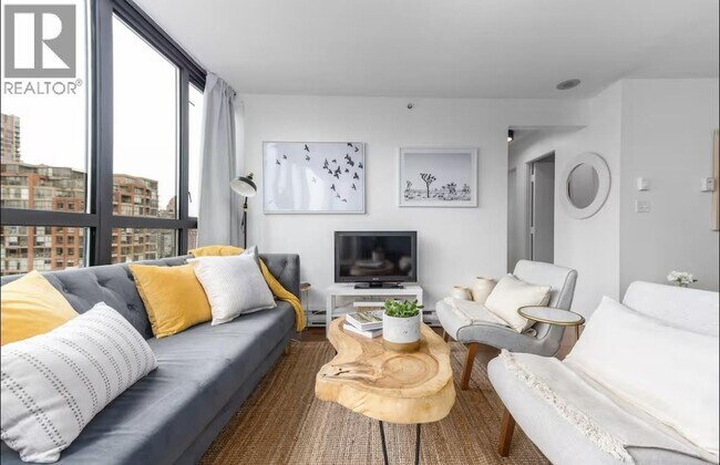 907 Beach Ave in Vancouver, BC - Building Photo - Building Photo