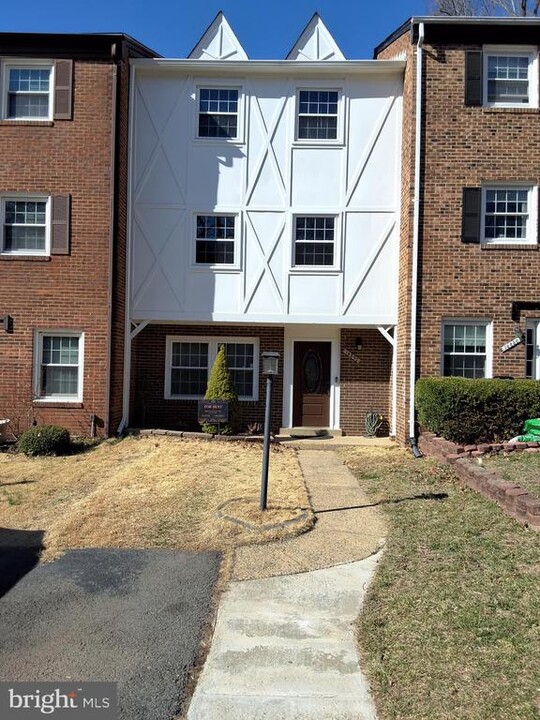 14832 Hoxton Square in Centreville, VA - Building Photo