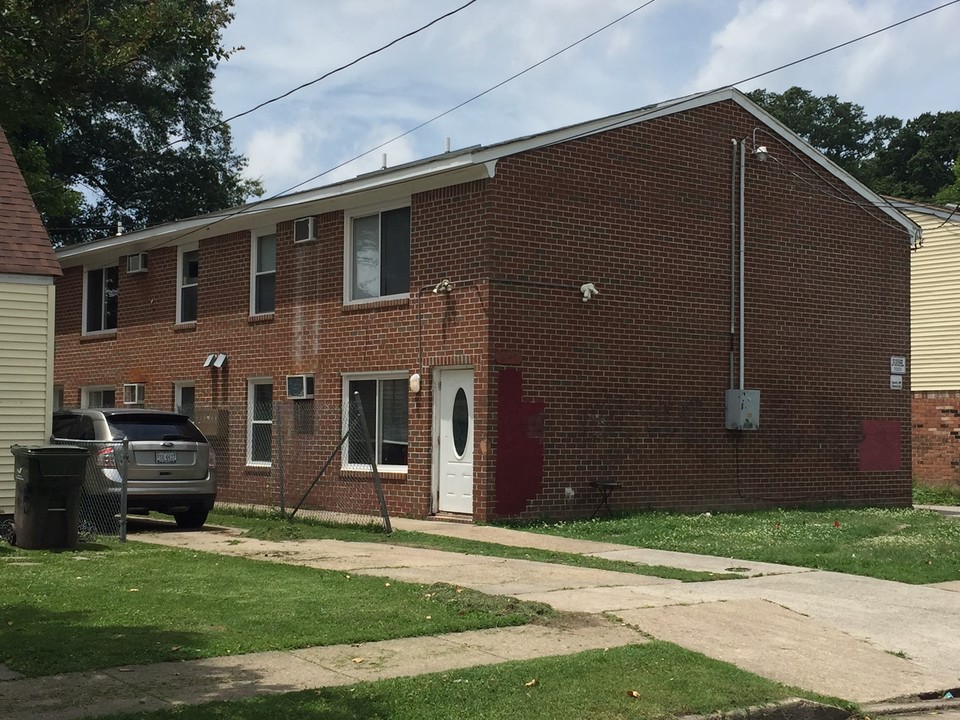 6 UNIT APARTMENT BUILDING in Norfolk, VA - Building Photo