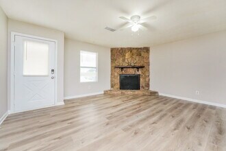 4964 Galbraith Cir in Stone Mountain, GA - Foto de edificio - Building Photo