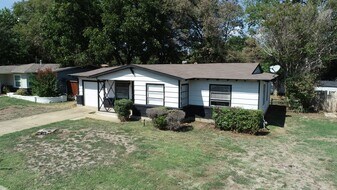 2113 Cloverdale St in Arlington, TX - Building Photo