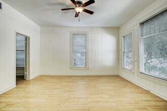 1127 Yale St, Unit B in Houston, TX - Foto de edificio - Building Photo