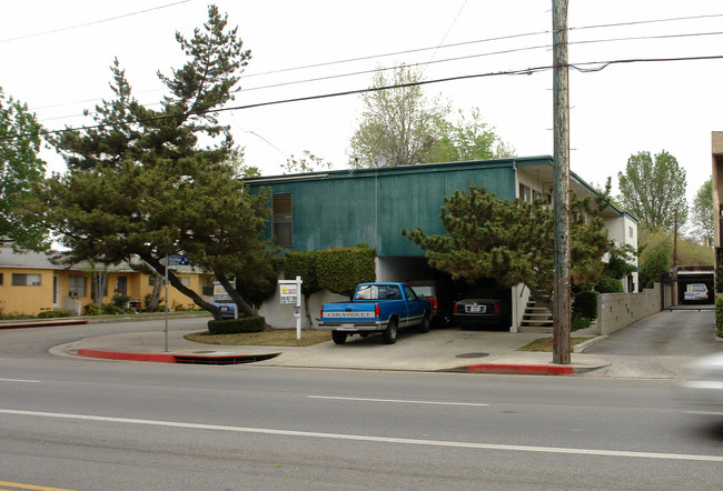 Hakim Apartments in Van Nuys, CA - Foto de edificio - Building Photo