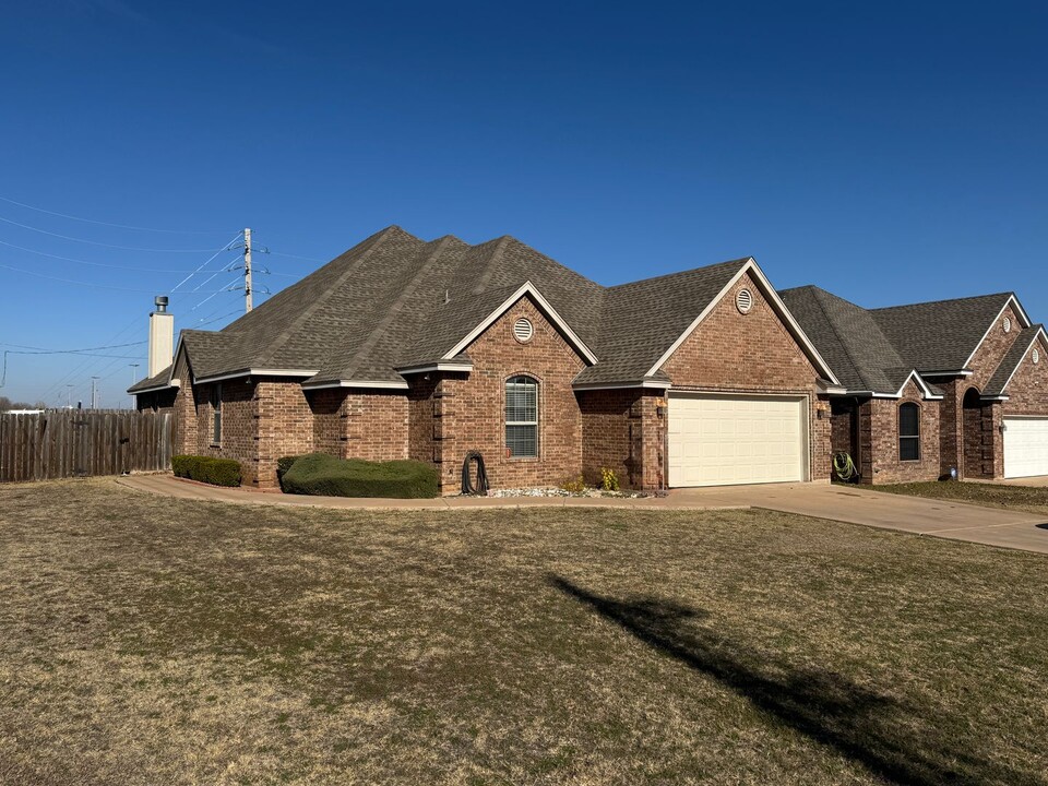 4439 NW Wolfcreek Blvd in Lawton, OK - Building Photo