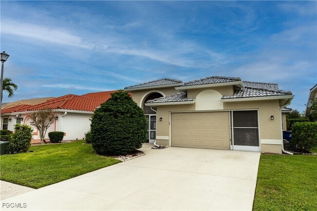 8204 Breton Cir in Ft. Myers, FL - Foto de edificio - Building Photo