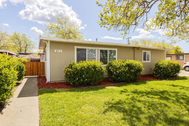 811 Oregon St in Fairfield, CA - Building Photo - Building Photo